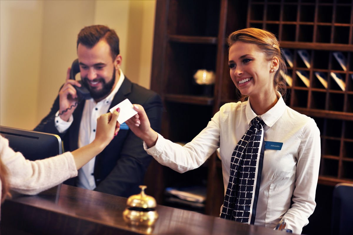 Foto van twee personen bij de receptie van het hotel