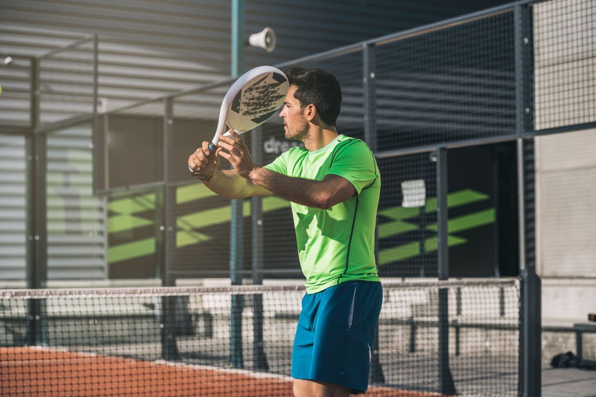 photo of a padel tennis player