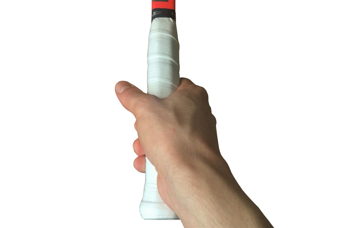 zdjęcie dłoni trzymającej rakietę tenisową chwytem kontynentalnym