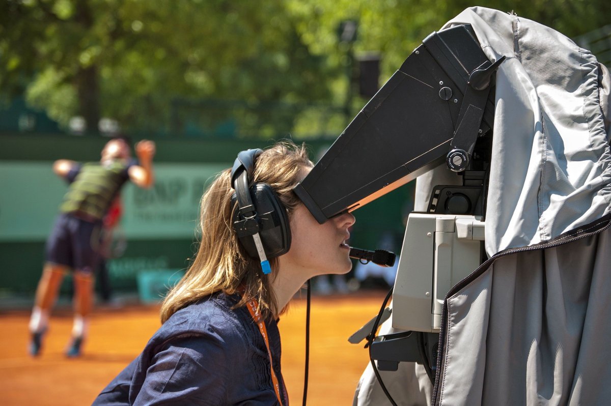 Foto de una cámara durante la transmisión de un partido de tenis