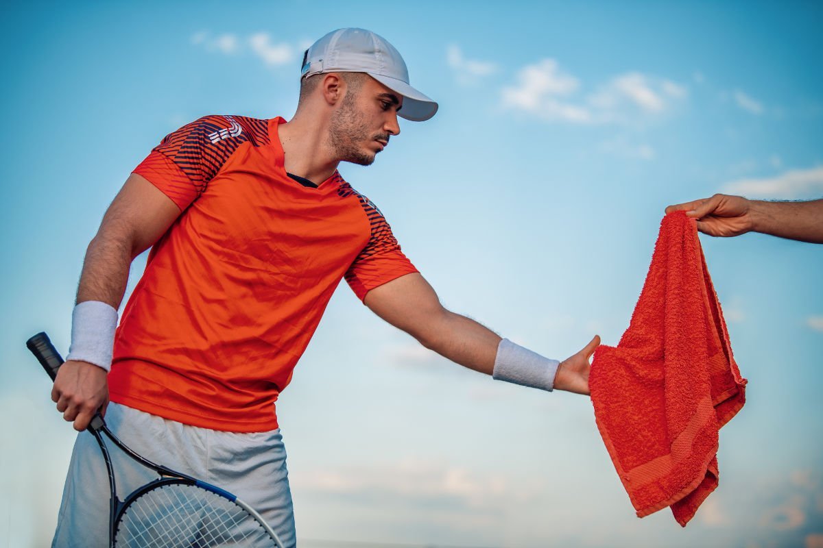 Foto van een tennisser met een pet