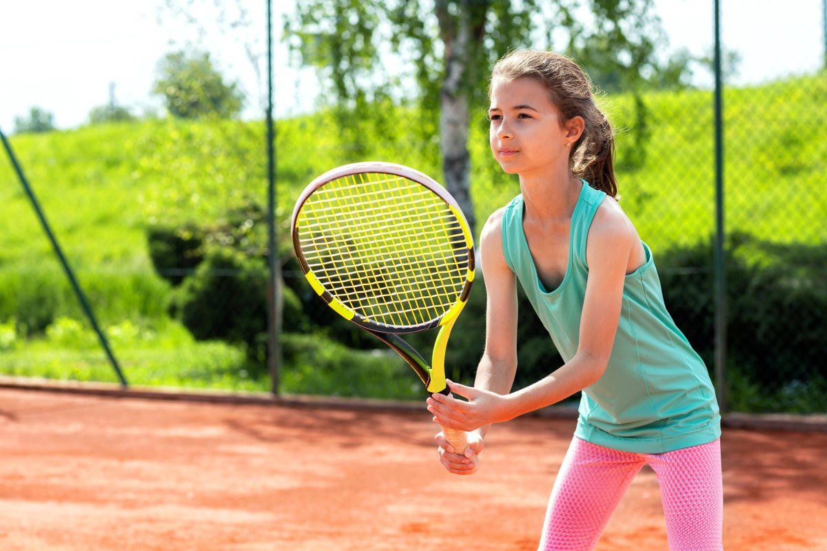 Foto di una ragazza con una racchetta da tennis per bambini