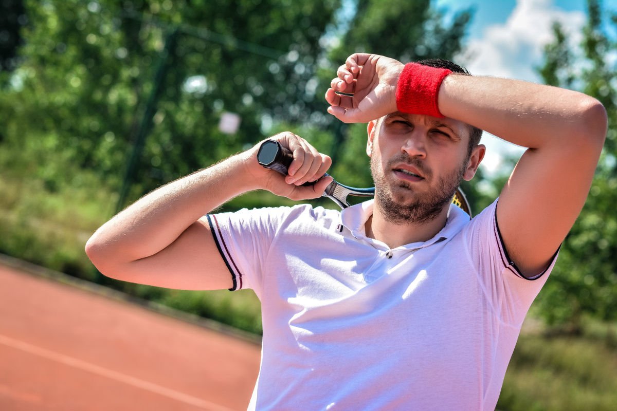 Foto van een tennisser met een zweetband