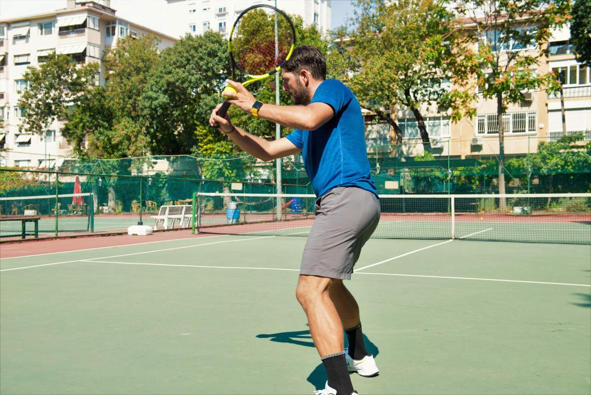 Foto di un giocatore di tennis con pantaloncini