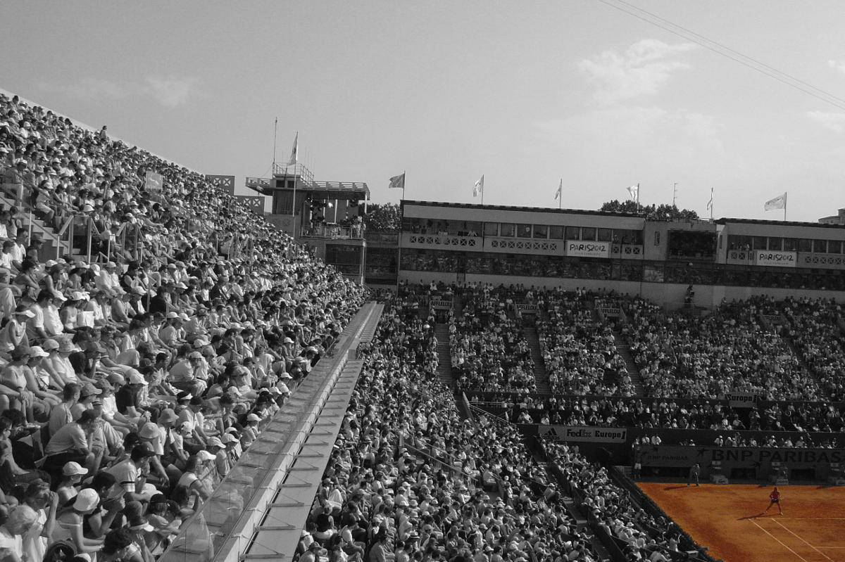 Foto di uno stadio da tennis durante una partita di tennis