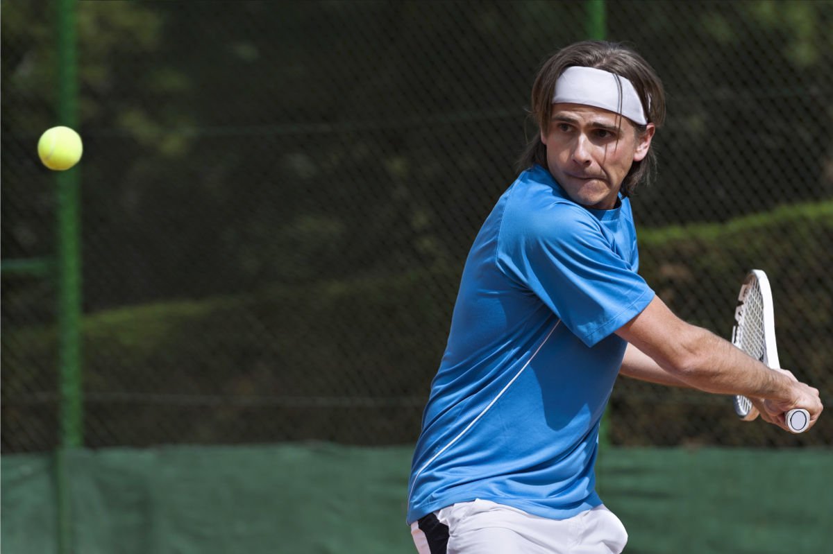 Foto de un jugador de tenis con una cinta en la cabeza