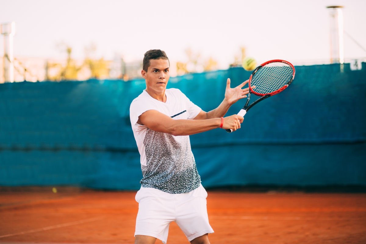 Foto eines Tennisspielers mit einem T-Shirt