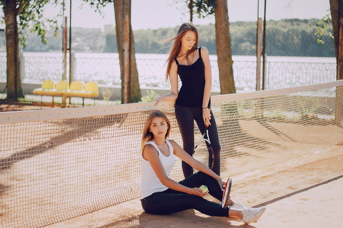 Foto de dos jugadoras de tenis con mallas