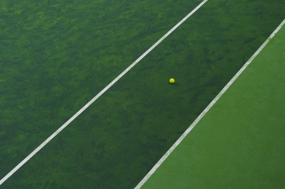 Foto di un campo da tennis con tappeto