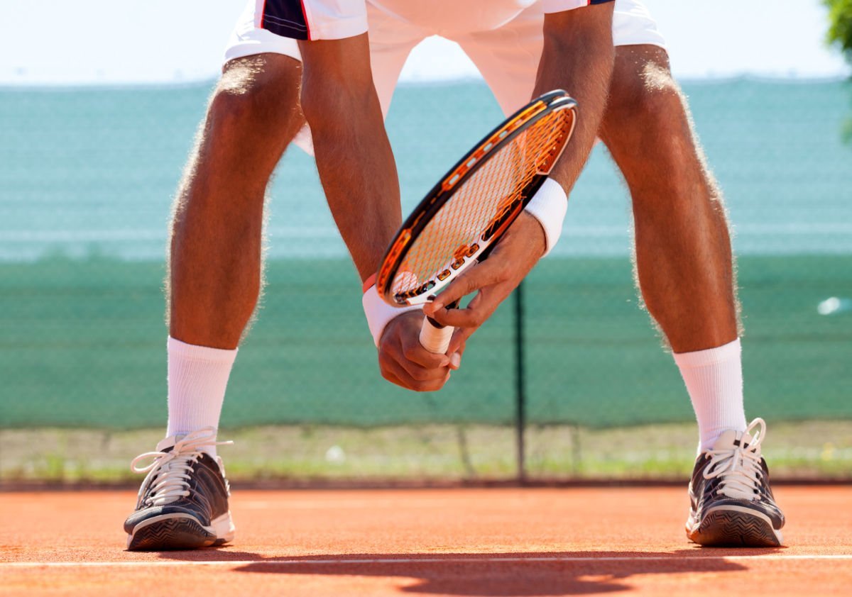 Photo d'un joueur de tennis avec des chaussettes de tennis