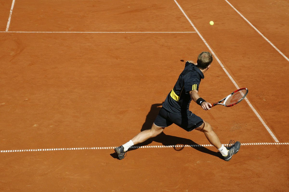 Foto eines Tennisspielers bei der Vorhand