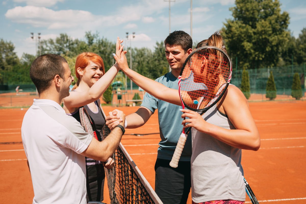 Foto van verschillende tennissers in een groep