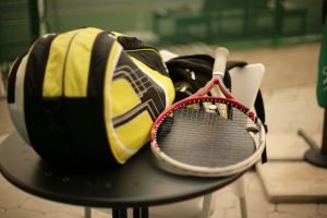 Foto di una borsa da tennis e di una racchetta da tennis su un tavolo